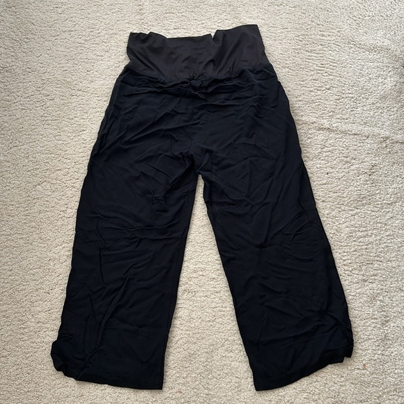 Old Navy Maternity Foldover-Waist Playa Soft-Spun Wide-Leg Pants - Picture 3 of 5